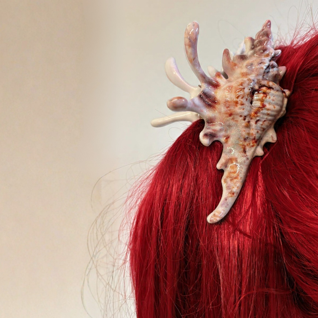 Velvet Claws Realistic Conch Shell Hair Claw in Natural Brown and White